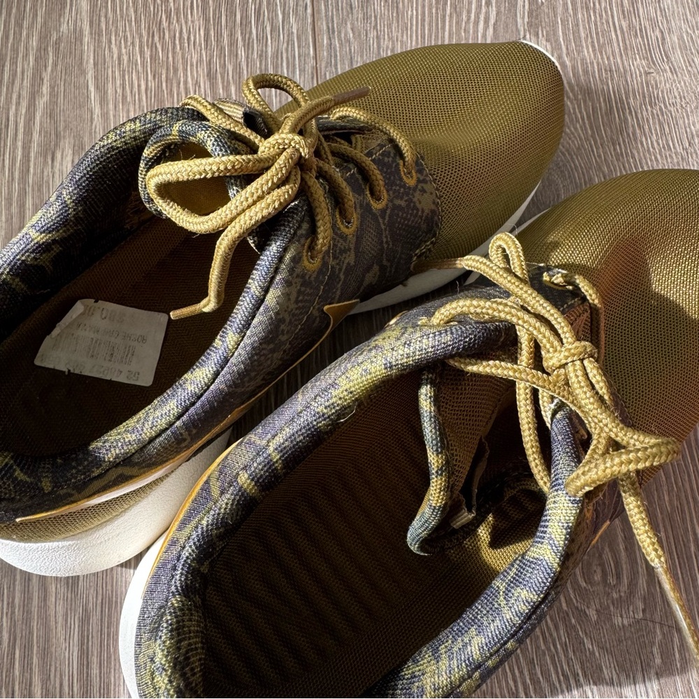 Nike Roshe olive green gold printed Sneakers - Picture 6 of 14